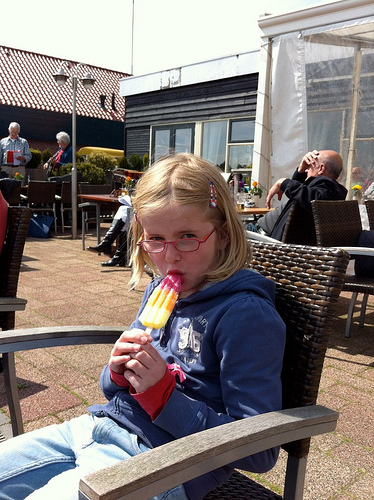 Carmen eet een ijsje