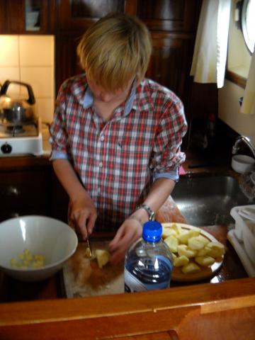 Sebastian maakt appel kruimeltaart